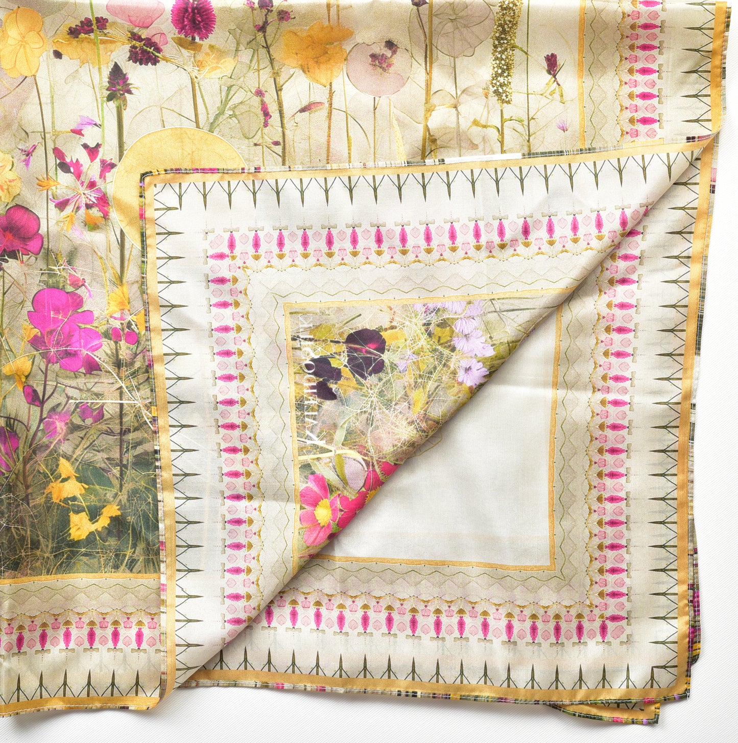 Seidentuch aus Maulbeerseide mit sommerlichem Blumenmotiv