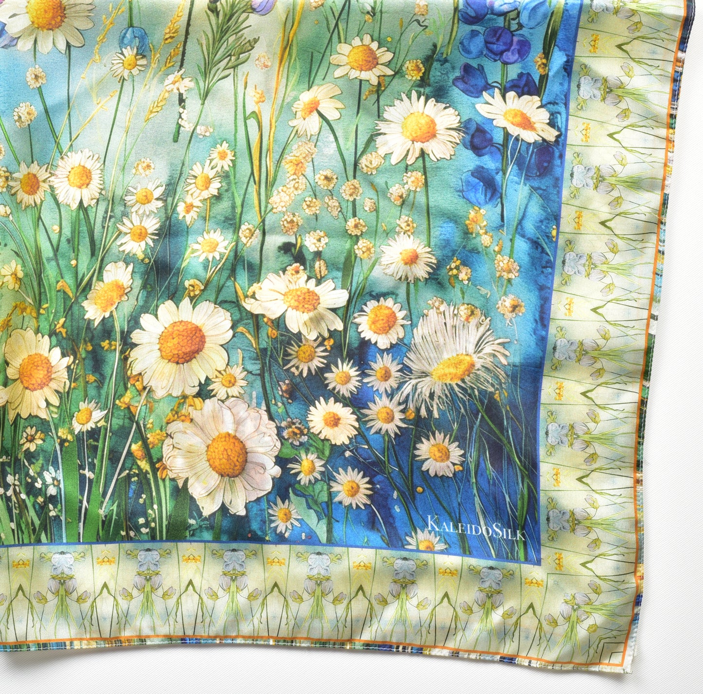 Seidentuch Damen – Blumenwiese in Blau und Grün – 100 % Maulbeerseide