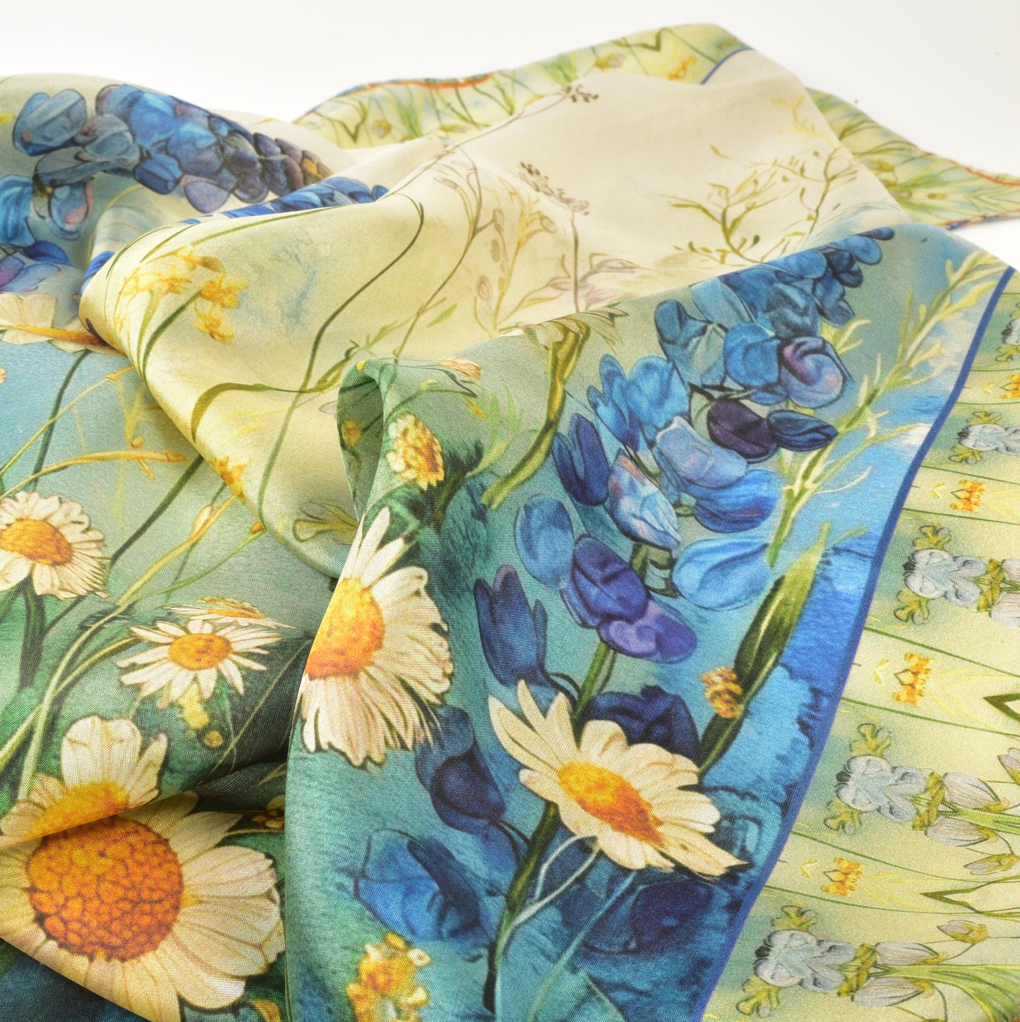 Seidentuch Damen – Blumenwiese in Blau und Grün – 100 % Maulbeerseide