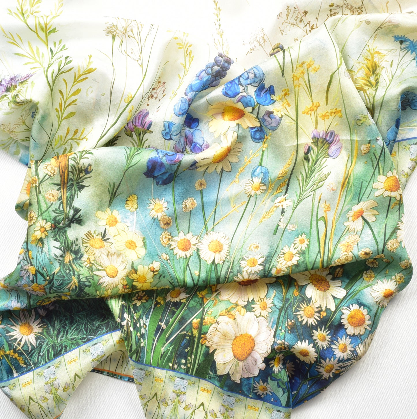 Seidentuch Damen – Blumenwiese in Blau und Grün – 100 % Maulbeerseide