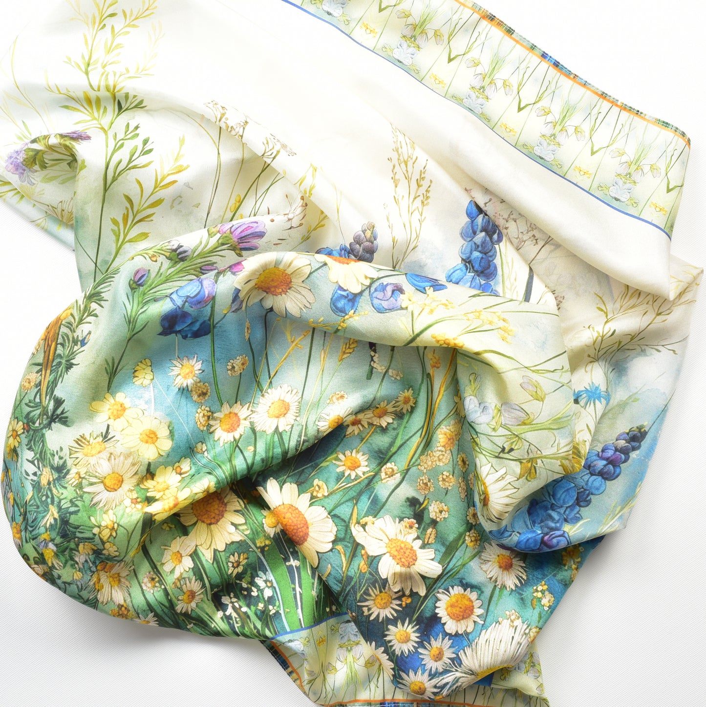 Seidentuch Damen – Blumenwiese in Blau und Grün – 100 % Maulbeerseide