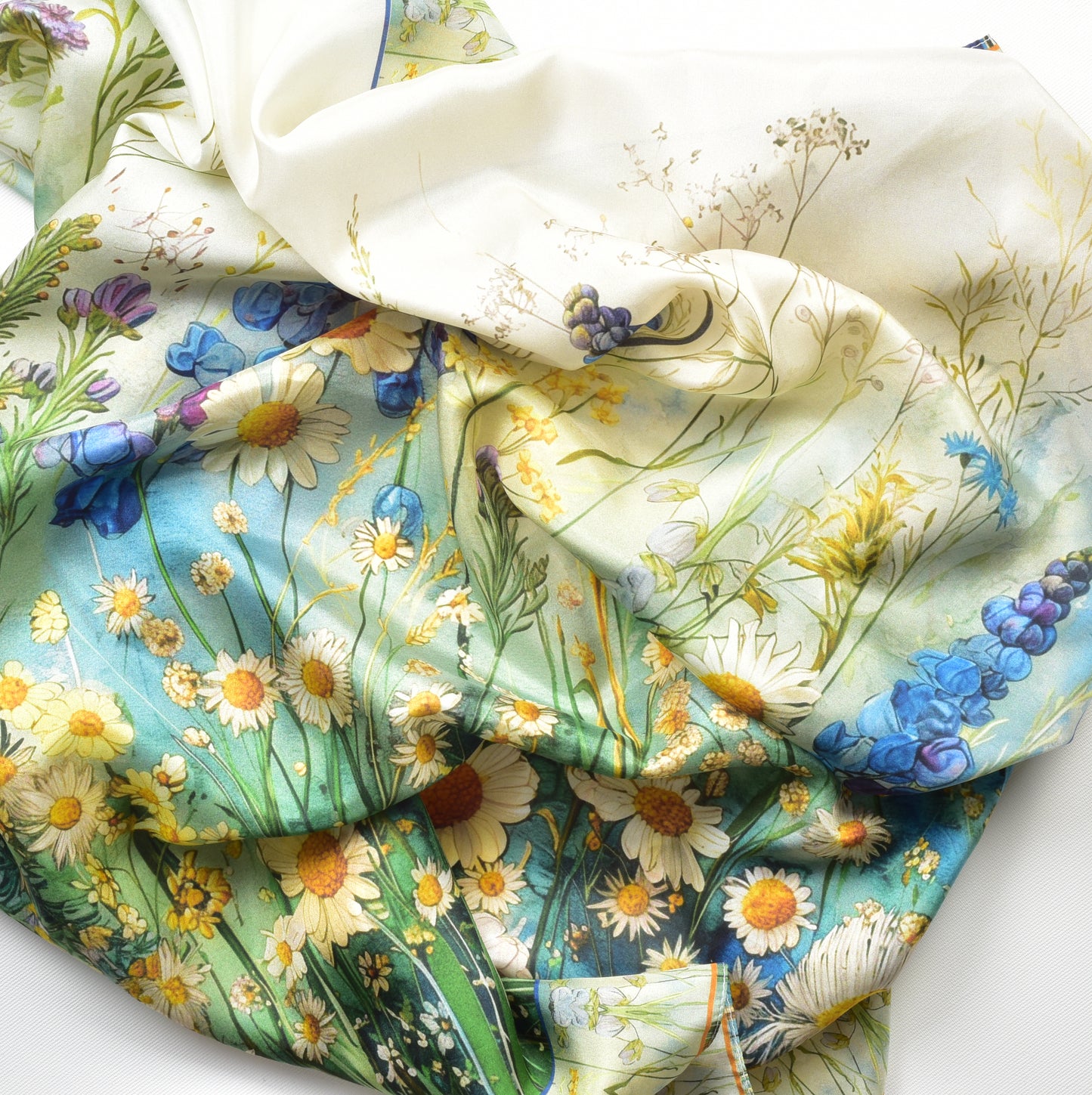 Seidentuch Damen – Blumenwiese in Blau und Grün – 100 % Maulbeerseide