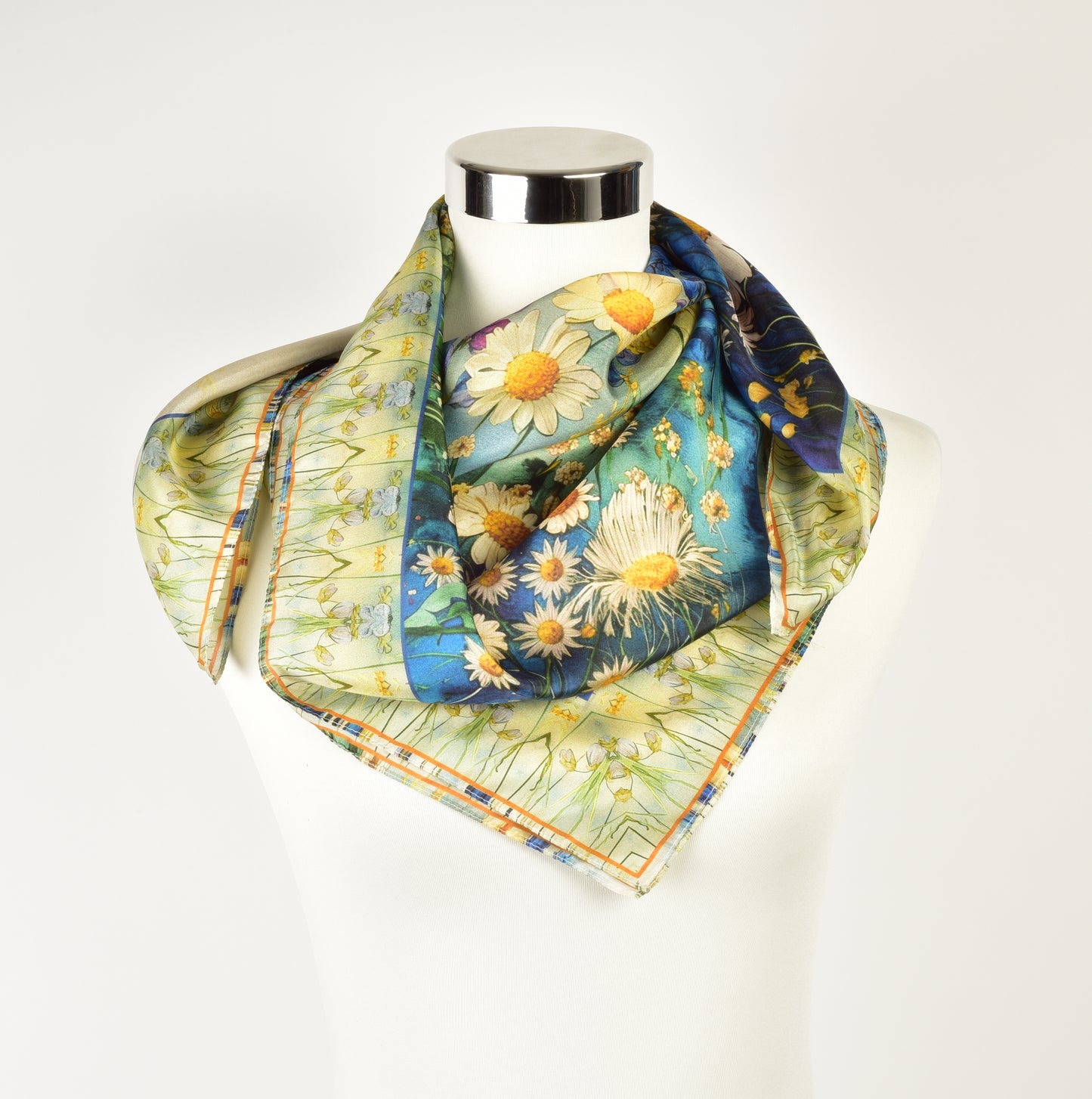 Seidentuch Damen – Blumenwiese in Blau und Grün – 100 % Maulbeerseide