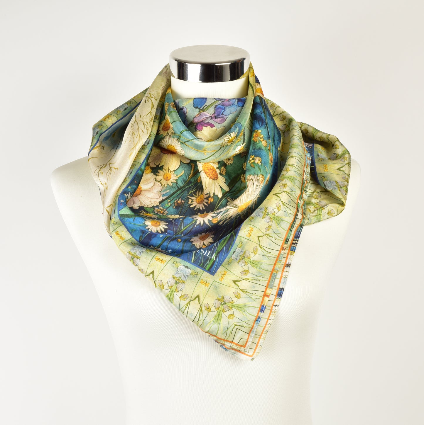 Seidentuch Damen – Blumenwiese in Blau und Grün – 100 % Maulbeerseide