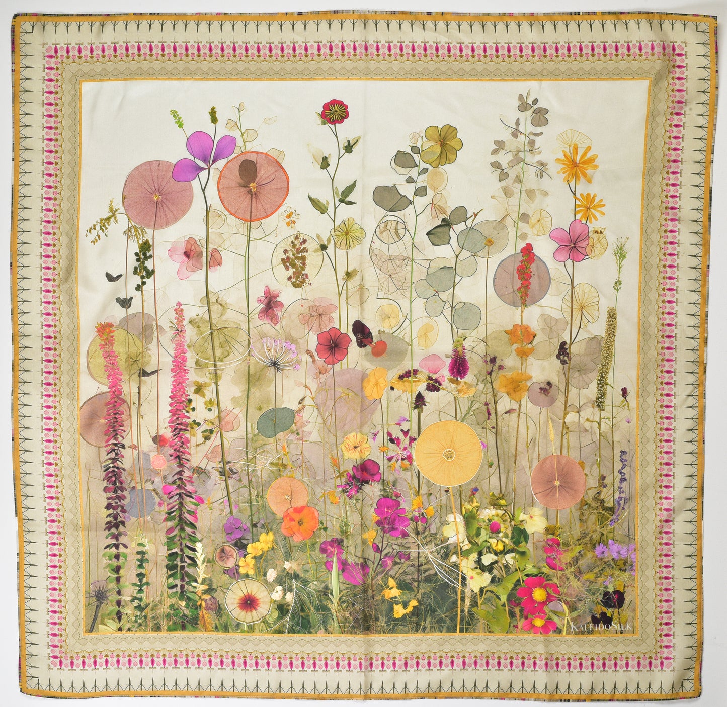 Seidentuch aus Maulbeerseide mit sommerlichem Blumenmotiv