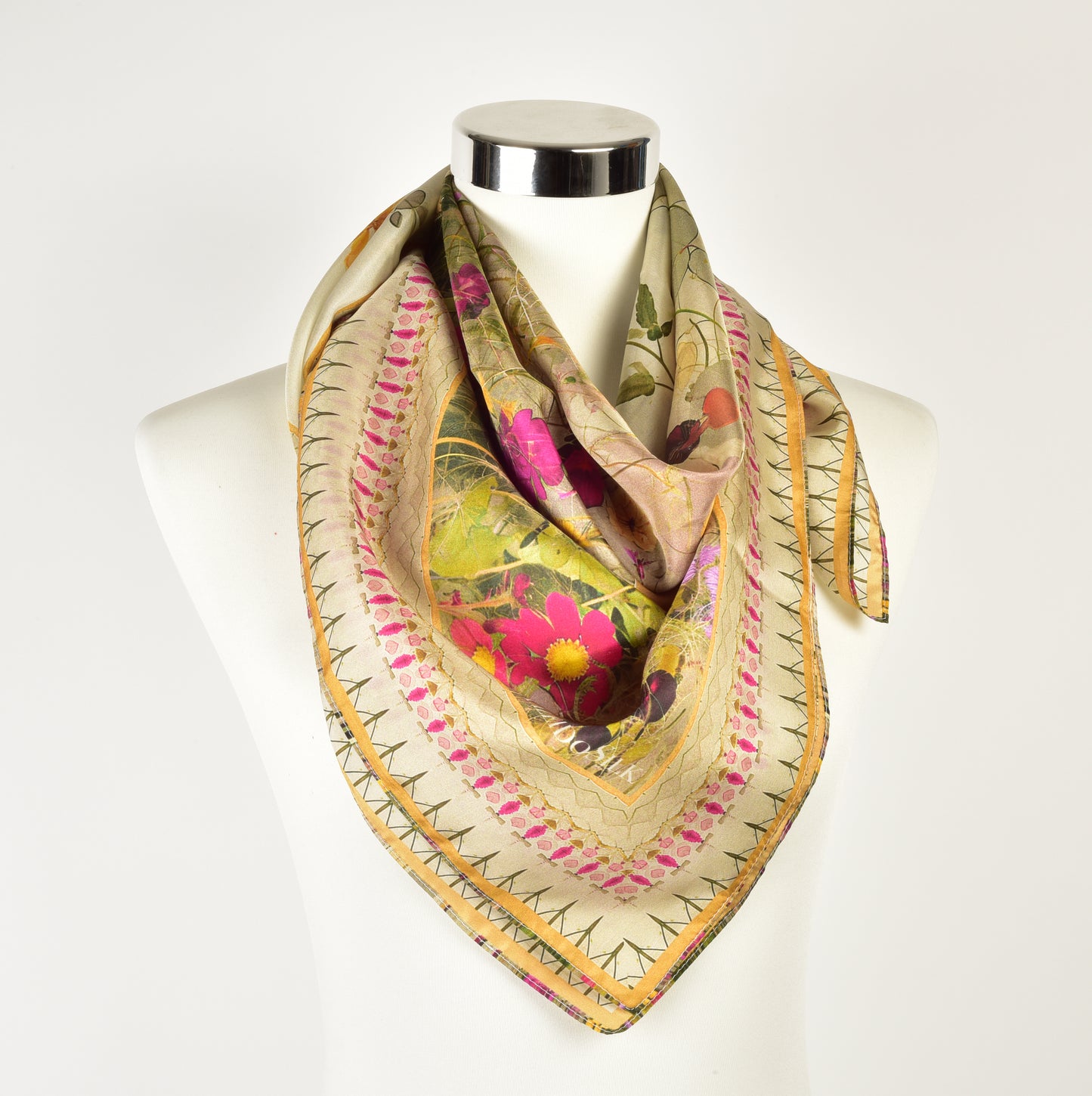 Seidentuch aus Maulbeerseide mit sommerlichem Blumenmotiv
