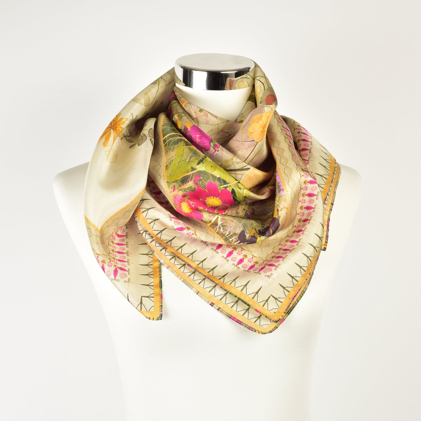 Seidentuch aus Maulbeerseide mit sommerlichem Blumenmotiv