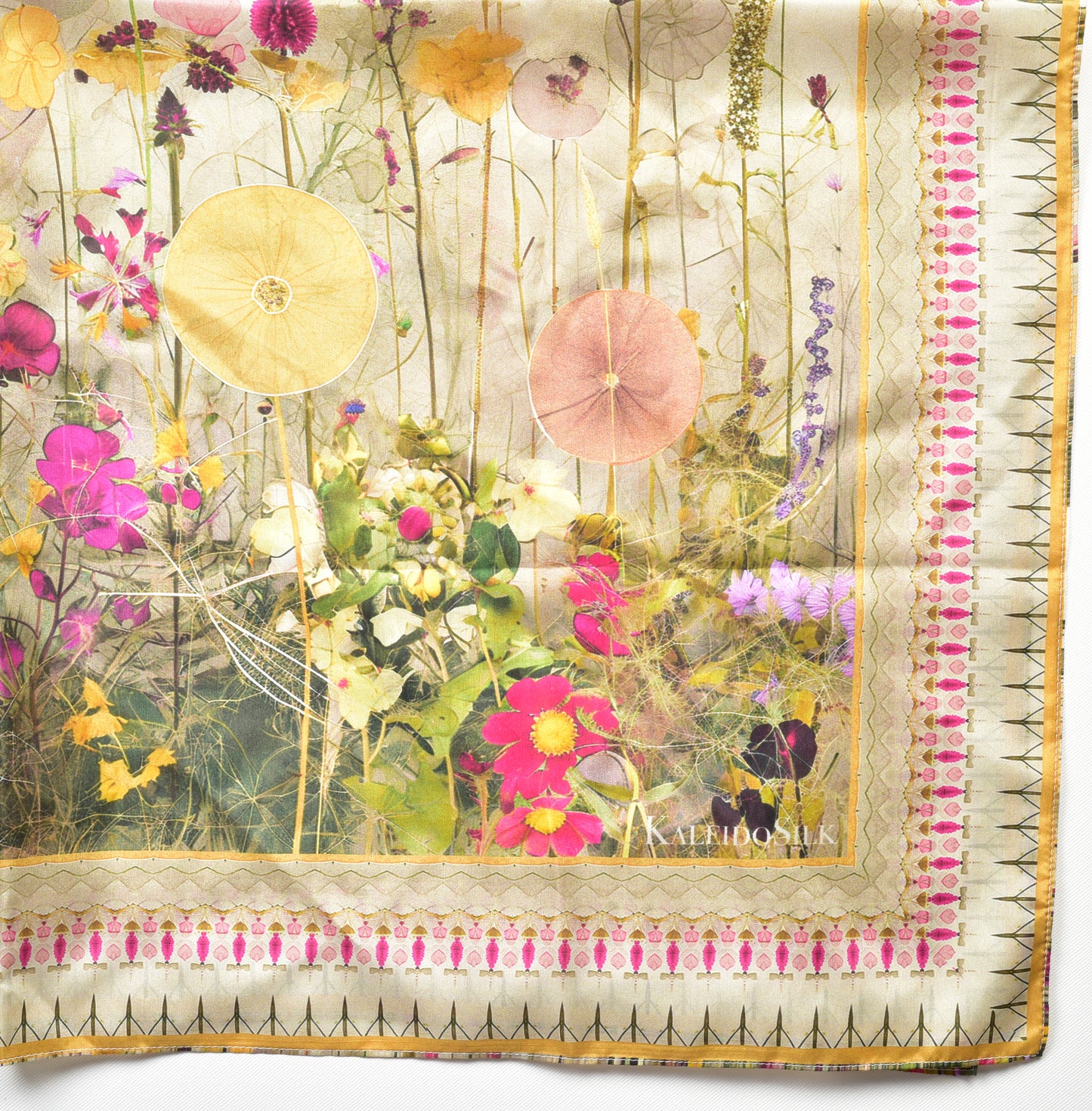 Seidentuch aus Maulbeerseide mit sommerlichem Blumenmotiv