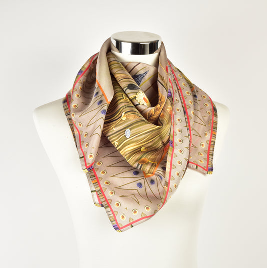 Ein Hauch von Spätsommer – luxuriöses Seidentuch mit Blumen- und Ährenmotiv