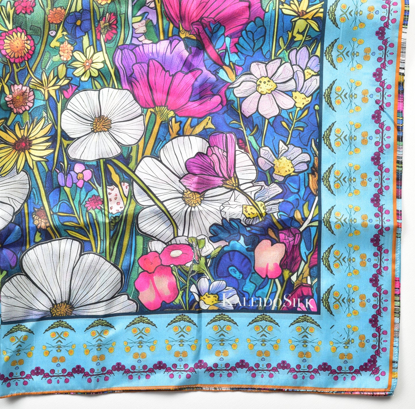 Seidentuch aus Maulbeerseide mit herbstlichem Blumenmotiv