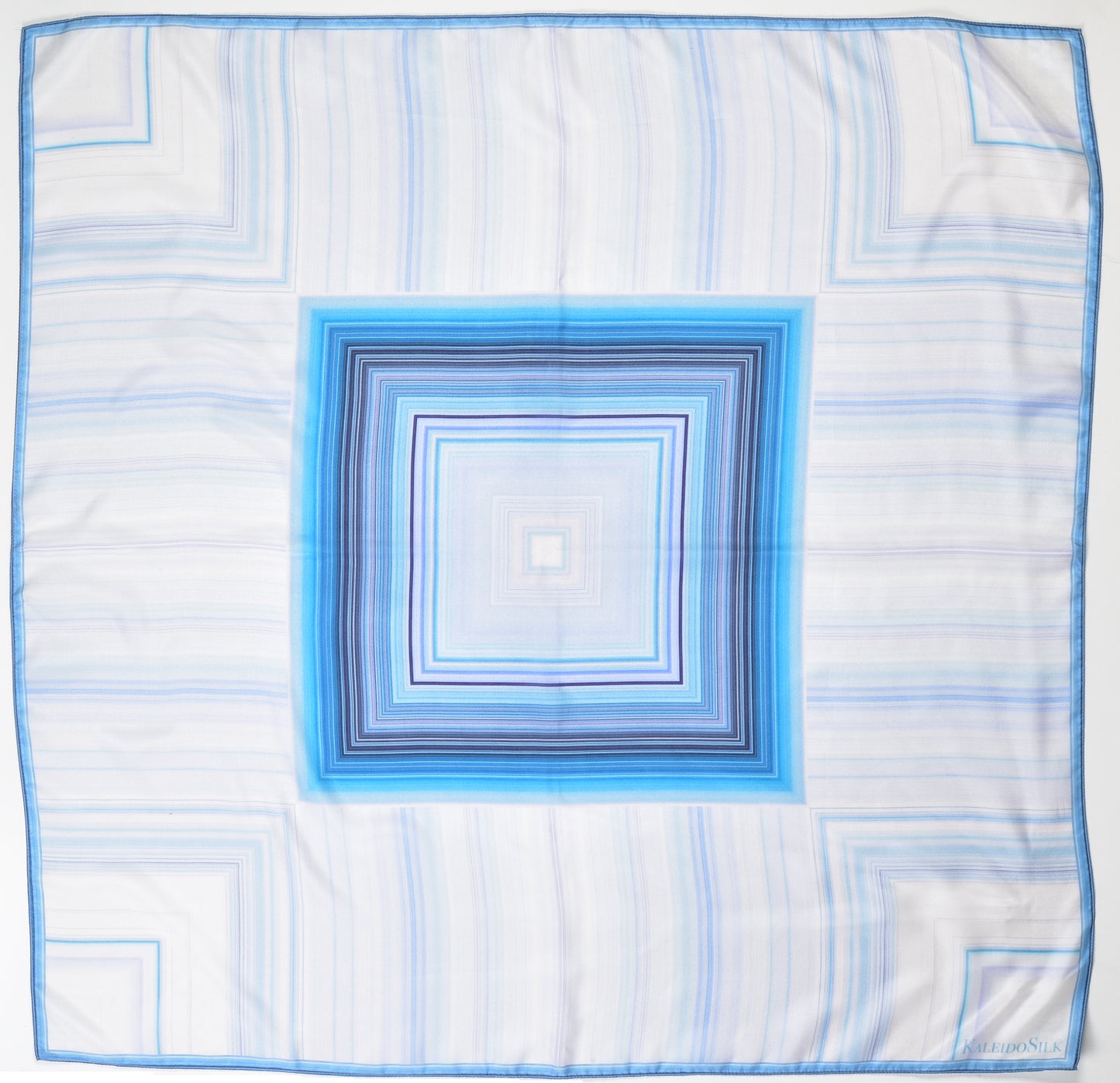Hellblauer Schal aus 100% Maulbeerseide mit geometrischem Linienmuster