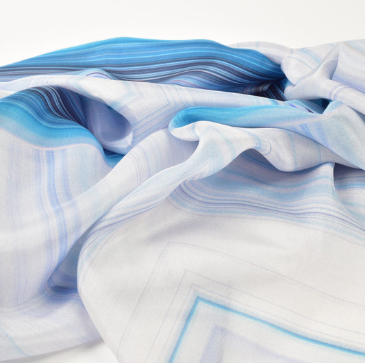 Hellblauer Schal aus 100% Maulbeerseide mit geometrischem Linienmuster