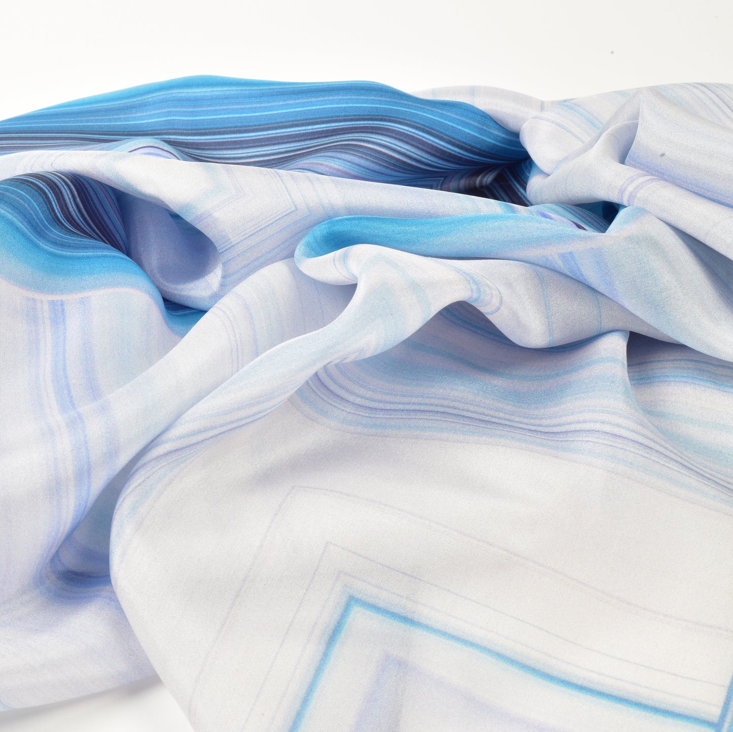 Hellblauer Schal aus 100% Maulbeerseide mit geometrischem Linienmuster