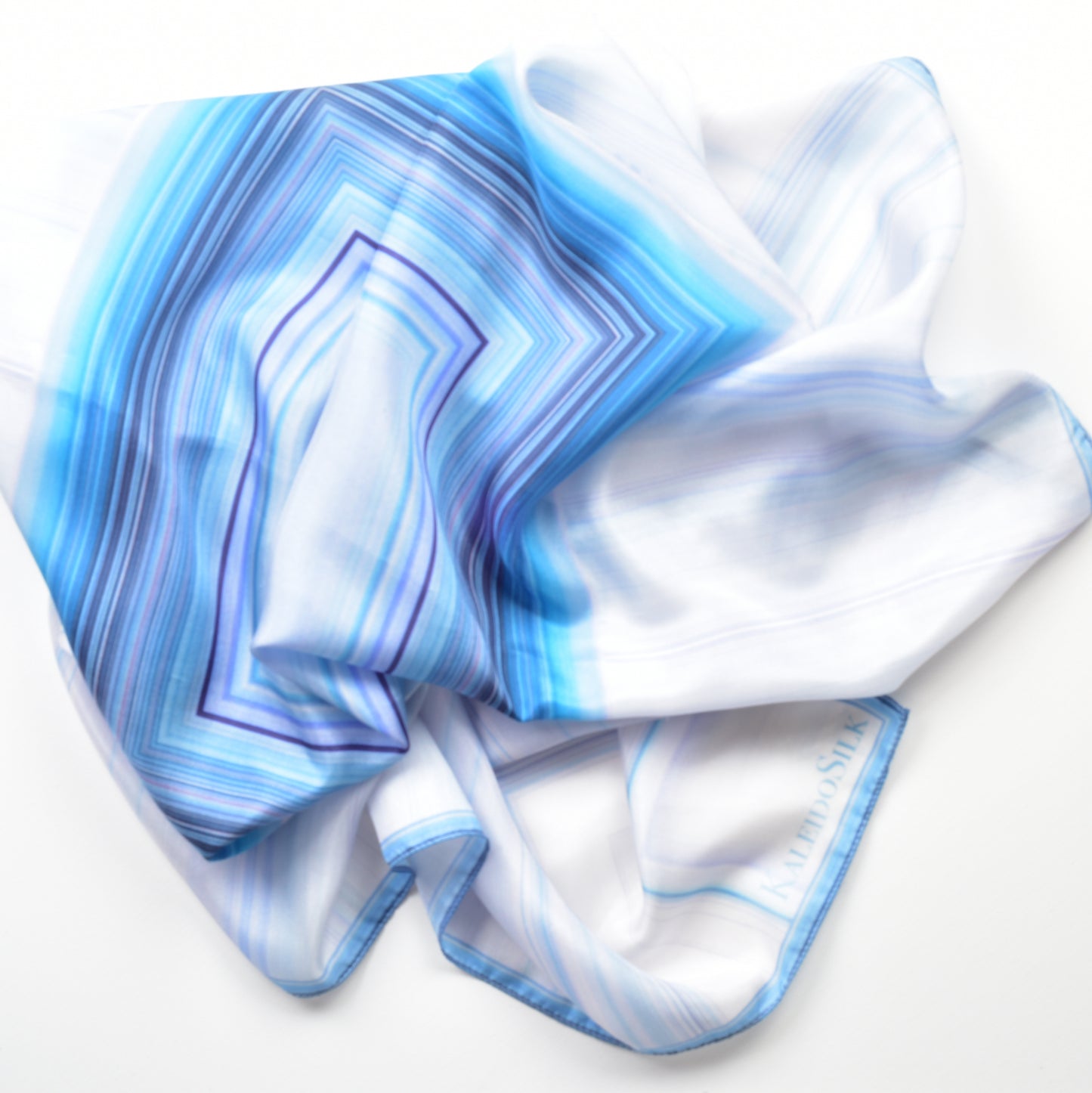 Hellblauer Schal aus 100% Maulbeerseide mit geometrischem Linienmuster