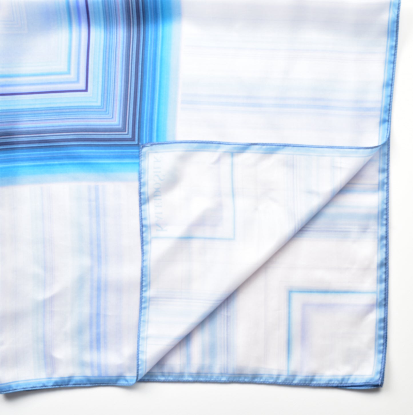 Hellblauer Schal aus 100% Maulbeerseide mit geometrischem Linienmuster