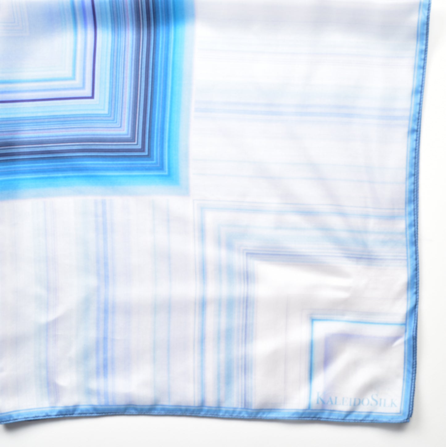 Hellblauer Schal aus 100% Maulbeerseide mit geometrischem Linienmuster